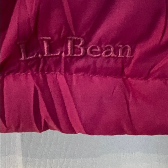 L.L. Bean Women's Fuchsia Puffer Vest - Picture 3 of 7